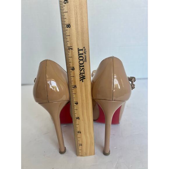 Elegant Nude Peep-Toe Heels - Picture 8 of 11